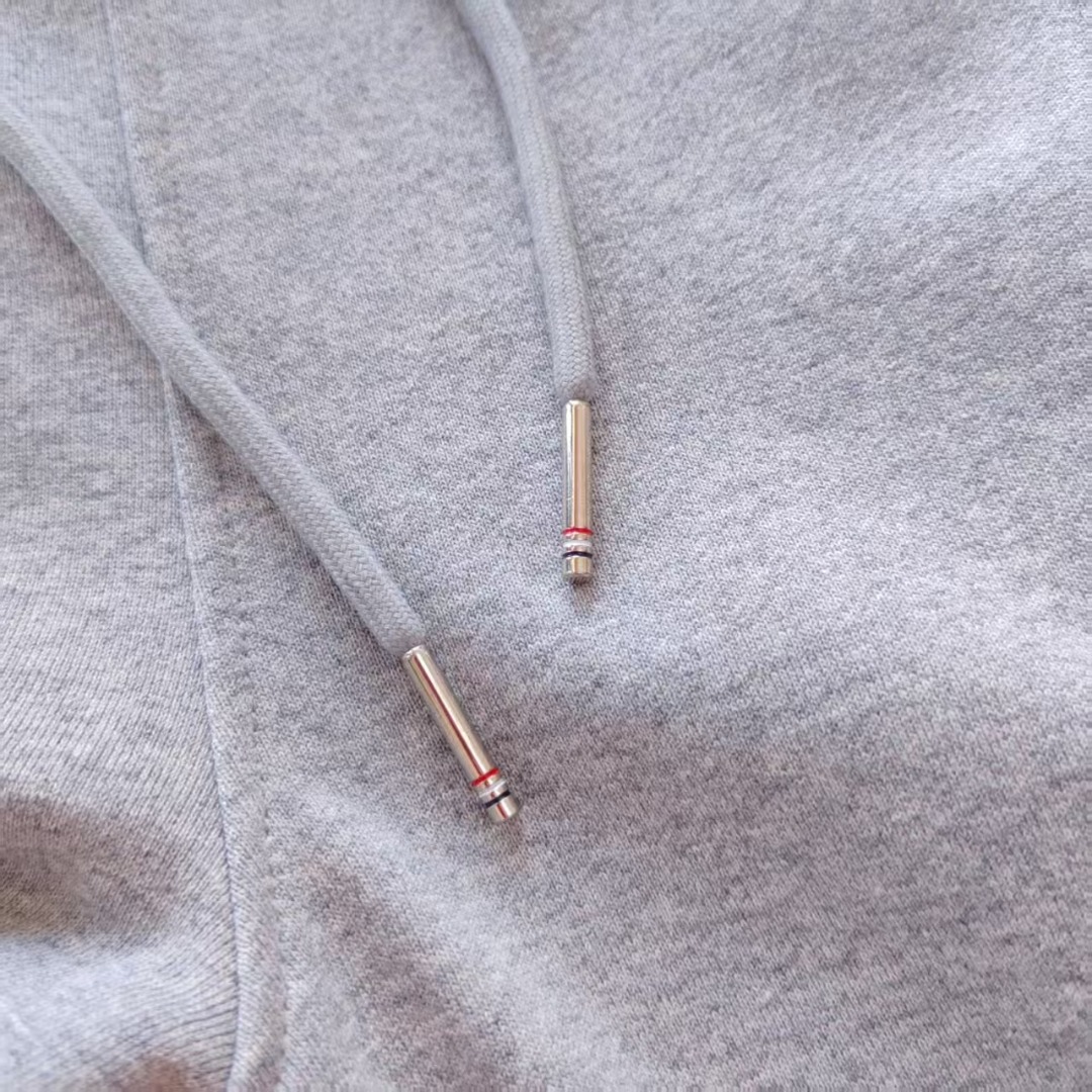 本地自取 p240 实拍细节图+尺码表
THOM BROWNE 汤姆布朗. TB经典色织毛圈长卫裤
现货四季供应
TB长裤色织经典奢侈色织四条杠长卫裤 意大利制造产地小标
面料色织定制 380克重经典毛圈棉 高清还原细节 做工精细 采用进口缝纫设备缝制 针距细密 螺纹裤头定制弹性织成 五金裤绳可转动 男女同款
专柜包装防尘袋 三标齐 高版本
颜色:浅灰色/藏青色/深灰色/黑色TB@3
尺码:0/1/2/3/4