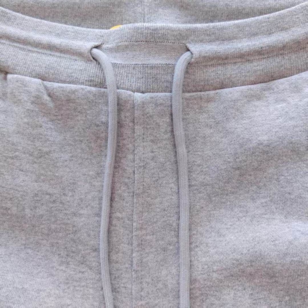 本地自取 p240 实拍细节图+尺码表
THOM BROWNE 汤姆布朗. TB经典色织毛圈长卫裤
现货四季供应
TB长裤色织经典奢侈色织四条杠长卫裤 意大利制造产地小标
面料色织定制 380克重经典毛圈棉 高清还原细节 做工精细 采用进口缝纫设备缝制 针距细密 螺纹裤头定制弹性织成 五金裤绳可转动 男女同款
专柜包装防尘袋 三标齐 高版本
颜色:浅灰色/藏青色/深灰色/黑色TB@3
尺码:0/1/2/3/4