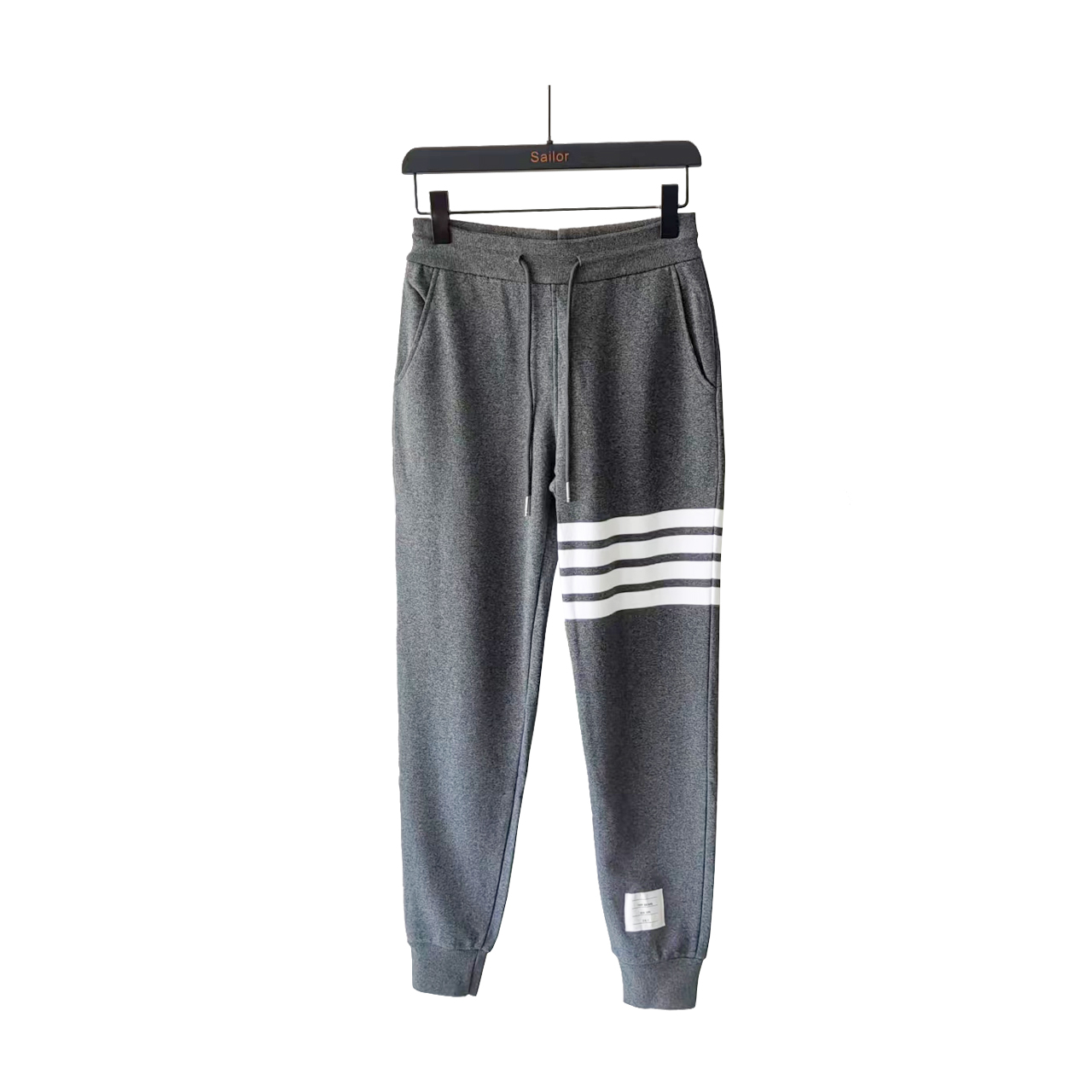 本地自取 p240 实拍细节图+尺码表
THOM BROWNE 汤姆布朗. TB经典色织毛圈长卫裤
现货四季供应
TB长裤色织经典奢侈色织四条杠长卫裤 意大利制造产地小标
面料色织定制 380克重经典毛圈棉 高清还原细节 做工精细 采用进口缝纫设备缝制 针距细密 螺纹裤头定制弹性织成 五金裤绳可转动 男女同款
专柜包装防尘袋 三标齐 高版本
颜色:浅灰色/藏青色/深灰色/黑色TB@3
尺码:0/1/2/3/4