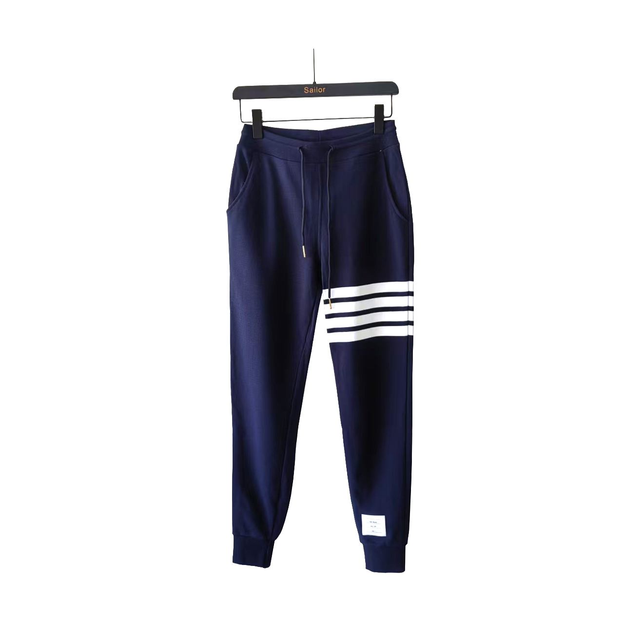 本地自取 p240 实拍细节图+尺码表
THOM BROWNE 汤姆布朗. TB经典色织毛圈长卫裤
现货四季供应
TB长裤色织经典奢侈色织四条杠长卫裤 意大利制造产地小标
面料色织定制 380克重经典毛圈棉 高清还原细节 做工精细 采用进口缝纫设备缝制 针距细密 螺纹裤头定制弹性织成 五金裤绳可转动 男女同款
专柜包装防尘袋 三标齐 高版本
颜色:浅灰色/藏青色/深灰色/黑色TB@3
尺码:0/1/2/3/4