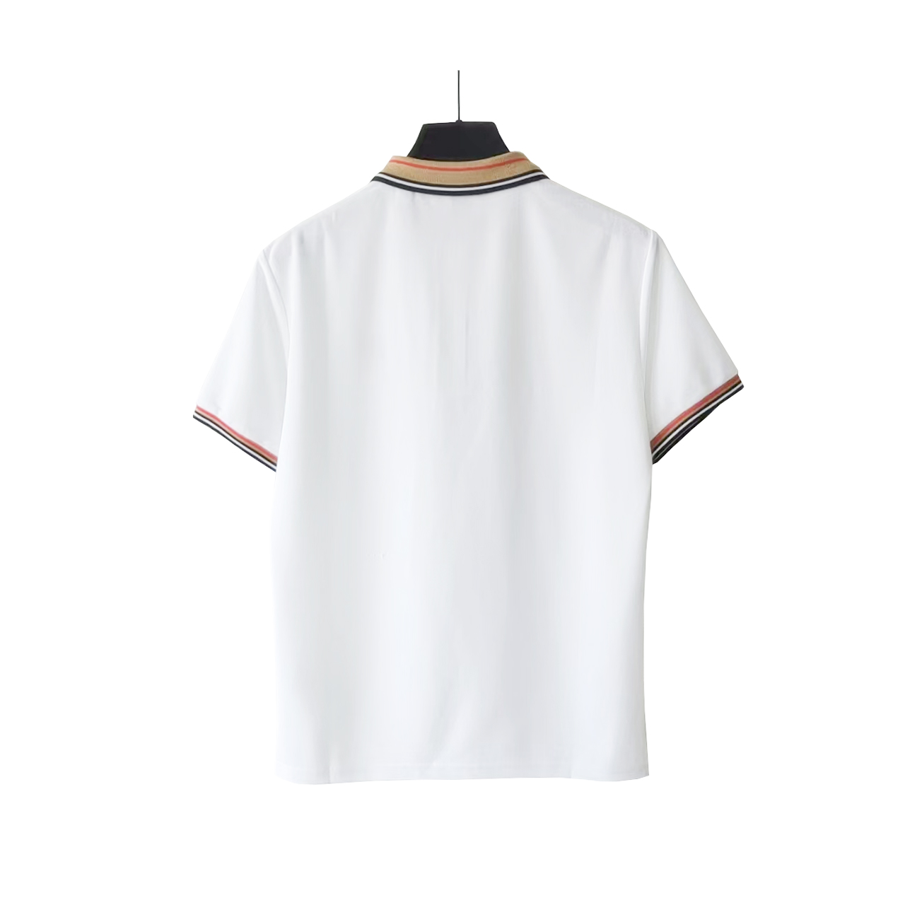 本地自取 💰140 实拍细节图+尺码表
BURBERRY/巴宝莉 格纹战马小标刺绣POLO衫
最经典的一款常青小标设计 胸口精美的刺绣logo设计 ,纯棉质感亲肤舒适
商务休闲皆宜,珠地棉面料比普通针织布更加透气、干爽
3D立体剪裁工艺、上身版型立体
胸口绣花更是细节拉满、万针刺绣 立体饱满
采用240克全棉珠地棉面料、定制纽扣 顶级牛货
领口经典B家纯棉格纹
订制logo纽扣 原版包装袋
颜色:黑色 白色570@
尺码:S-XL