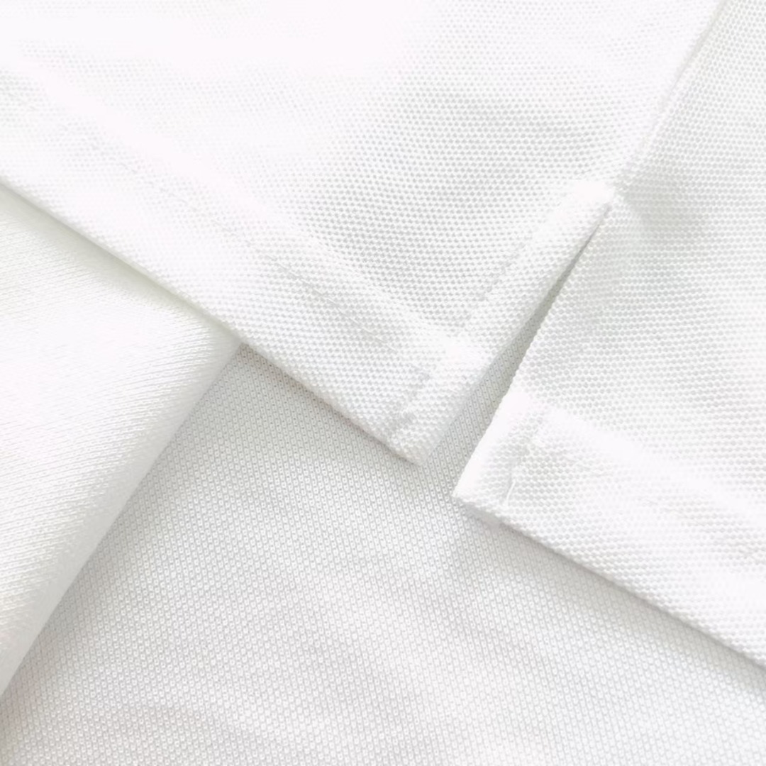 本地自取 💰140 实拍细节图+尺码表
BURBERRY/巴宝莉 格纹战马小标刺绣POLO衫
最经典的一款常青小标设计 胸口精美的刺绣logo设计 ,纯棉质感亲肤舒适
商务休闲皆宜,珠地棉面料比普通针织布更加透气、干爽
3D立体剪裁工艺、上身版型立体
胸口绣花更是细节拉满、万针刺绣 立体饱满
采用240克全棉珠地棉面料、定制纽扣 顶级牛货
领口经典B家纯棉格纹
订制logo纽扣 原版包装袋
颜色:黑色 白色570@
尺码:S-XL