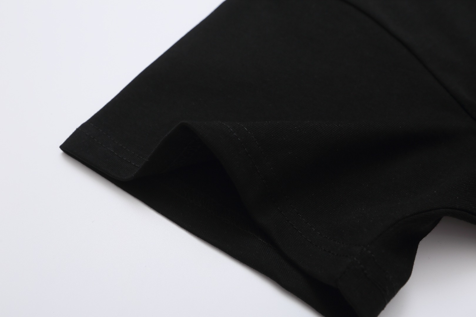 LOUIS VUITTON路易威登刺绣LOGO短袖T恤 白色 黑色-莆田鞋,莆田鞋货源,高仿鞋,高仿鞋货源,安福档口,莆田高仿鞋,莆田鞋批发,高仿鞋批发,莆田高仿运动鞋,高仿运动鞋,莆田运动鞋 LOUIS VUITTON路易威登刺绣LOGO短袖T恤 白色 黑色