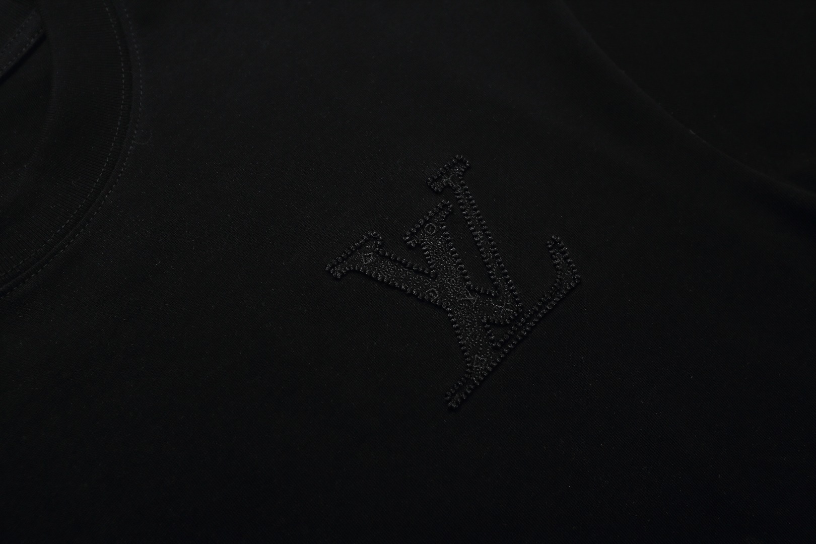 LOUIS VUITTON路易威登刺绣LOGO短袖T恤 白色 黑色-莆田鞋,莆田鞋货源,高仿鞋,高仿鞋货源,安福档口,莆田高仿鞋,莆田鞋批发,高仿鞋批发,莆田高仿运动鞋,高仿运动鞋,莆田运动鞋 LOUIS VUITTON路易威登刺绣LOGO短袖T恤 白色 黑色