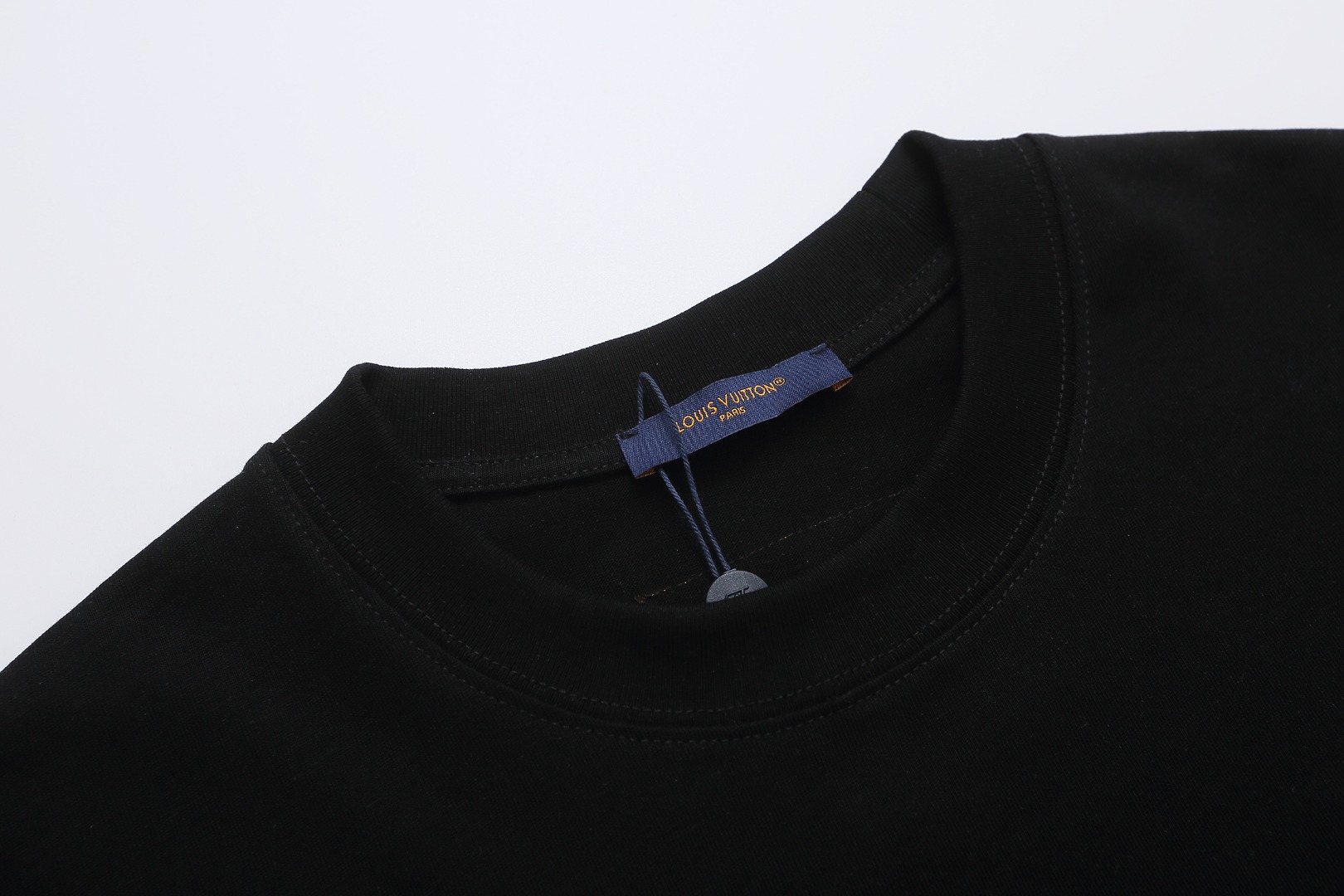 LOUIS VUITTON路易威登刺绣LOGO短袖T恤 白色 黑色-莆田鞋,莆田鞋货源,高仿鞋,高仿鞋货源,安福档口,莆田高仿鞋,莆田鞋批发,高仿鞋批发,莆田高仿运动鞋,高仿运动鞋,莆田运动鞋 LOUIS VUITTON路易威登刺绣LOGO短袖T恤 白色 黑色