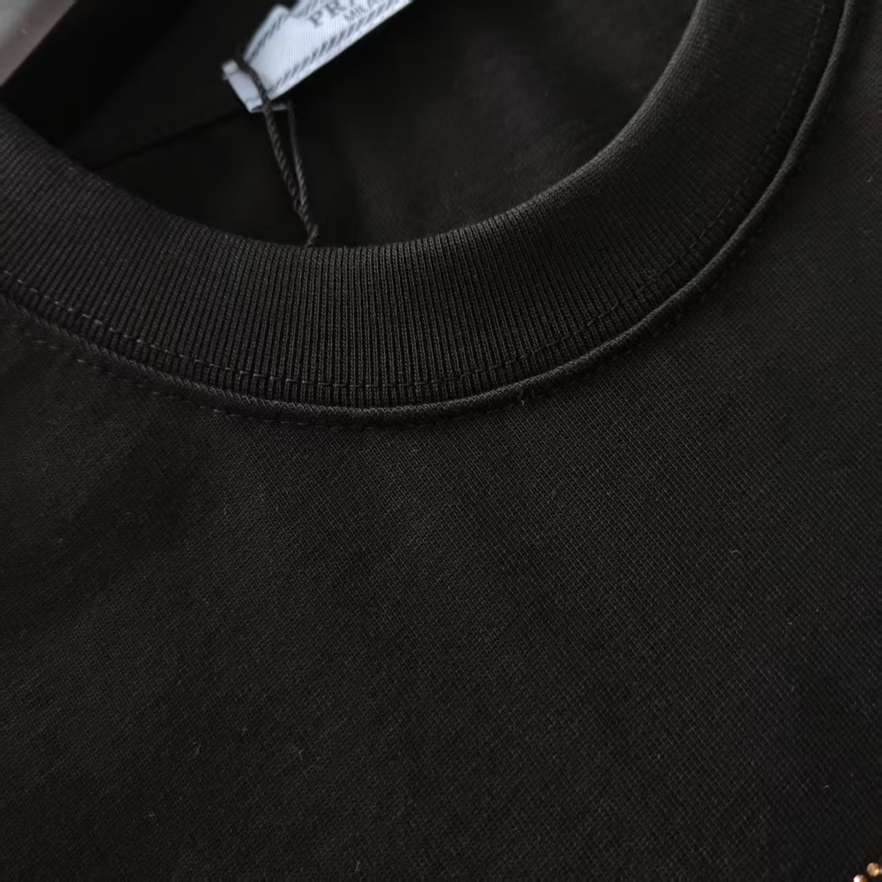 PRADA 普拉达 大幅拼色字母三角标烫钻