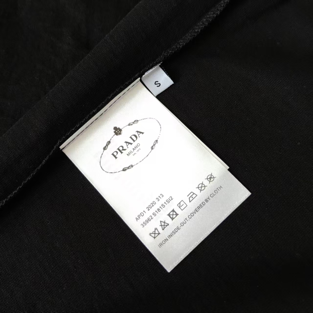 PRADA 普拉达 大幅拼色字母三角标烫钻