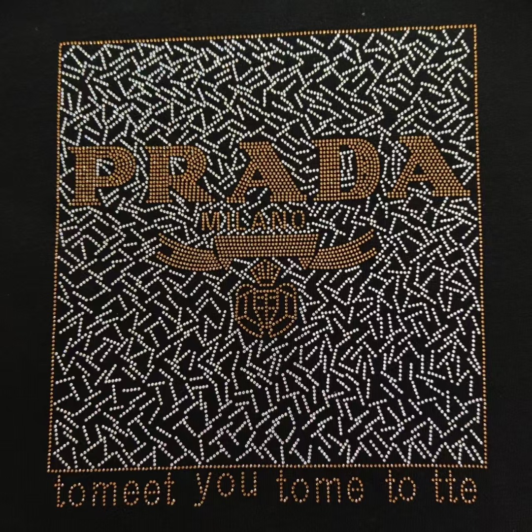 PRADA 普拉达 大幅拼色字母三角标烫钻