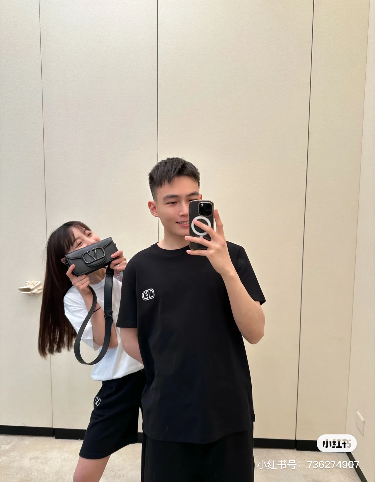 模特上身效果
VNO 华伦天奴 小标刺绣短袖