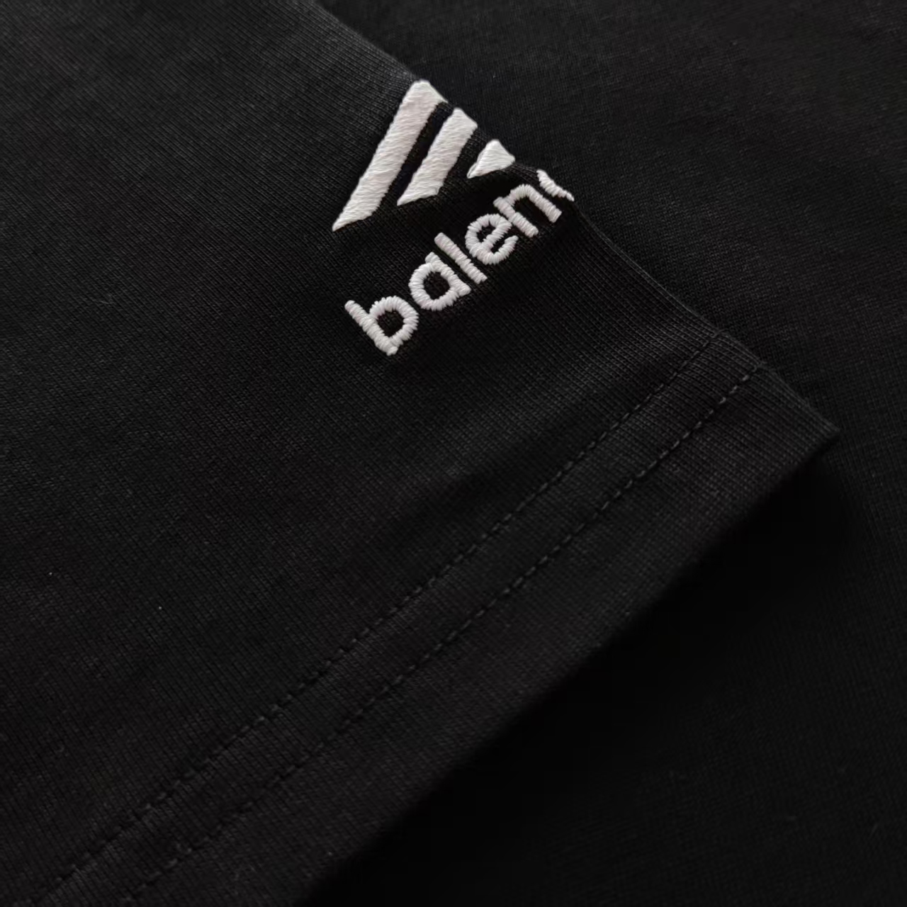 巴黎世家Balenciaga 大m字母刺绣短袖