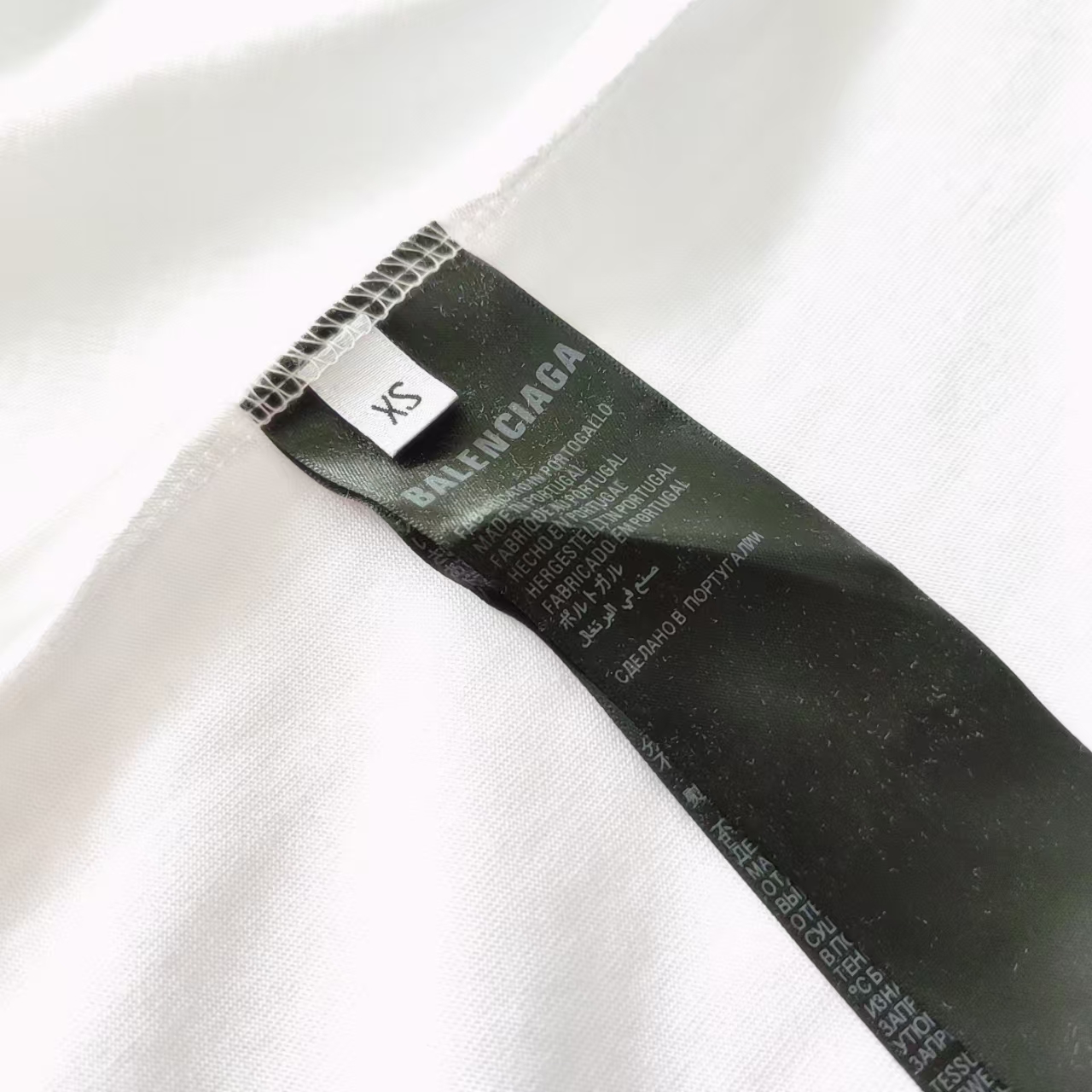 巴黎世家Balenciag 安德玛联名短袖 刺绣区分