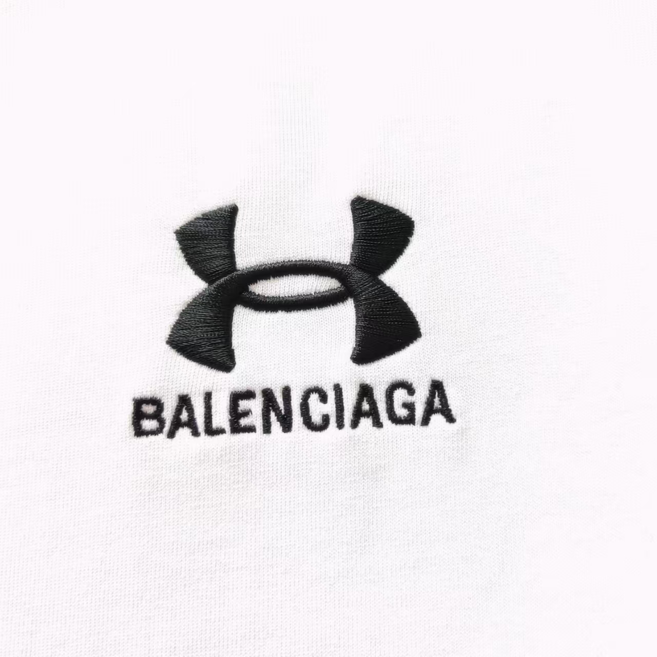 巴黎世家Balenciag 安德玛联名短袖 刺绣区分