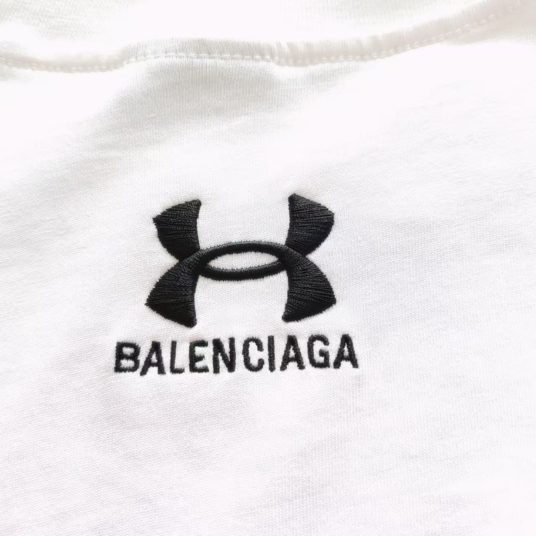 巴黎世家Balenciag 安德玛联名短袖 刺绣区分