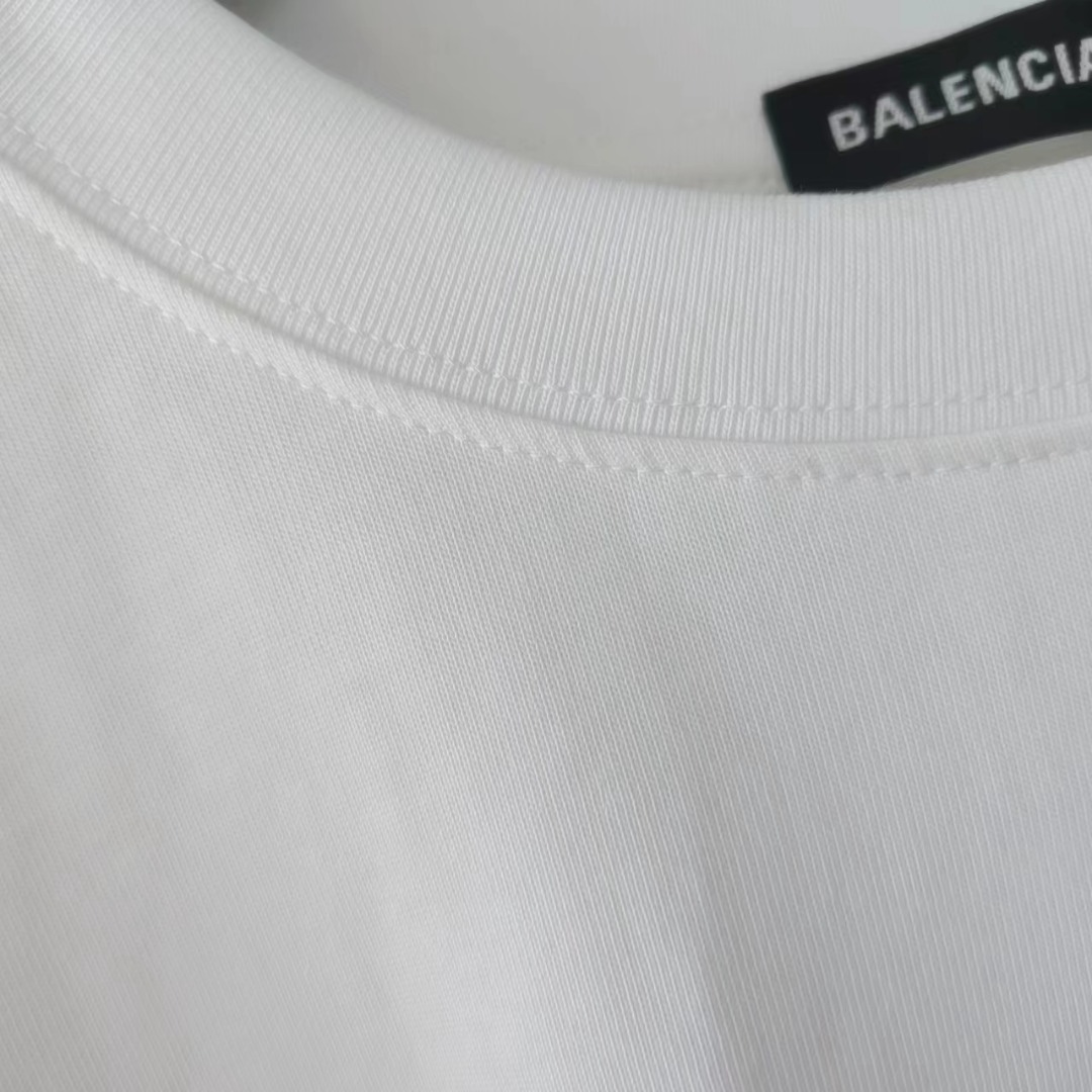 细节图 Balenciaga/巴黎世家 24SS后背M标logo印花短袖-Chinese UA Cheap High Quatity Brand Clothes Bags handbags Sneakers wholesale wholesaler seller from China Factory suppliers Fashion Clothing Shoes best Quality Beautiful Price 细节图 Balenciaga/巴黎世家 24SS后背M标logo印花短袖