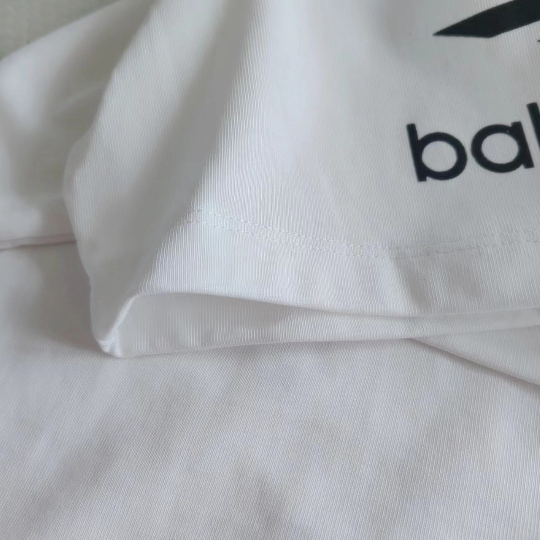 细节图 Balenciaga/巴黎世家 24SS后背M标logo印花短袖-Chinese UA Cheap High Quatity Brand Clothes Bags handbags Sneakers wholesale wholesaler seller from China Factory suppliers Fashion Clothing Shoes best Quality Beautiful Price 细节图 Balenciaga/巴黎世家 24SS后背M标logo印花短袖