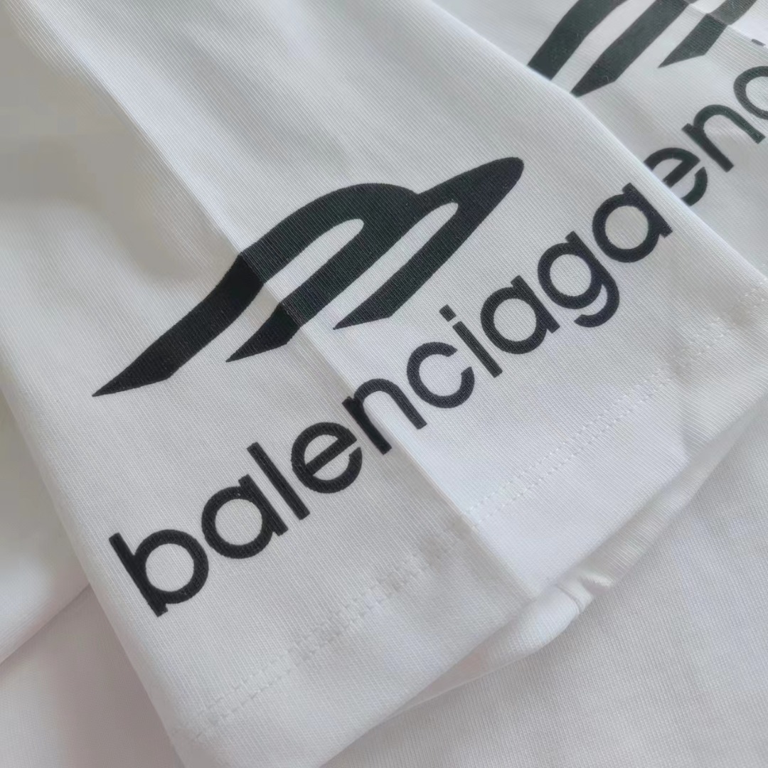 细节图 Balenciaga/巴黎世家 24SS后背M标logo印花短袖-Chinese UA Cheap High Quatity Brand Clothes Bags handbags Sneakers wholesale wholesaler seller from China Factory suppliers Fashion Clothing Shoes best Quality Beautiful Price 细节图 Balenciaga/巴黎世家 24SS后背M标logo印花短袖