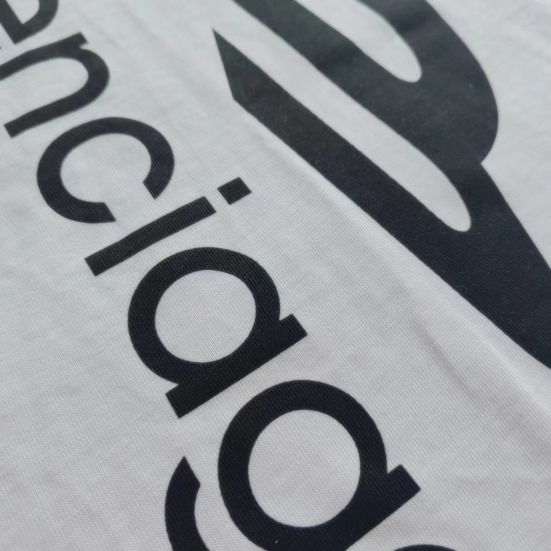 细节图 Balenciaga/巴黎世家 24SS后背M标logo印花短袖-Chinese UA Cheap High Quatity Brand Clothes Bags handbags Sneakers wholesale wholesaler seller from China Factory suppliers Fashion Clothing Shoes best Quality Beautiful Price 细节图 Balenciaga/巴黎世家 24SS后背M标logo印花短袖