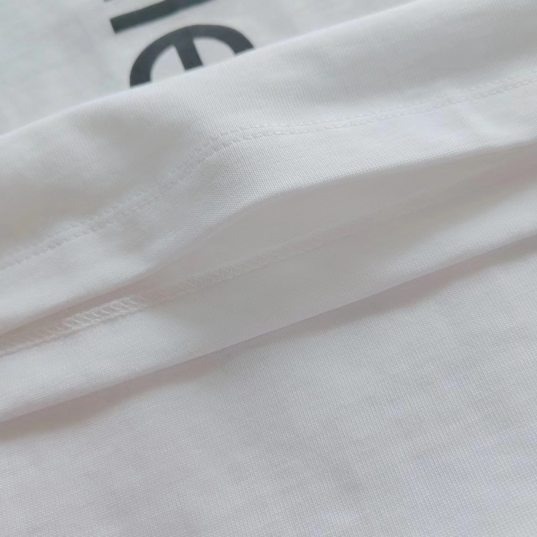 细节图 Balenciaga/巴黎世家 24SS后背M标logo印花短袖-Chinese UA Cheap High Quatity Brand Clothes Bags handbags Sneakers wholesale wholesaler seller from China Factory suppliers Fashion Clothing Shoes best Quality Beautiful Price 细节图 Balenciaga/巴黎世家 24SS后背M标logo印花短袖