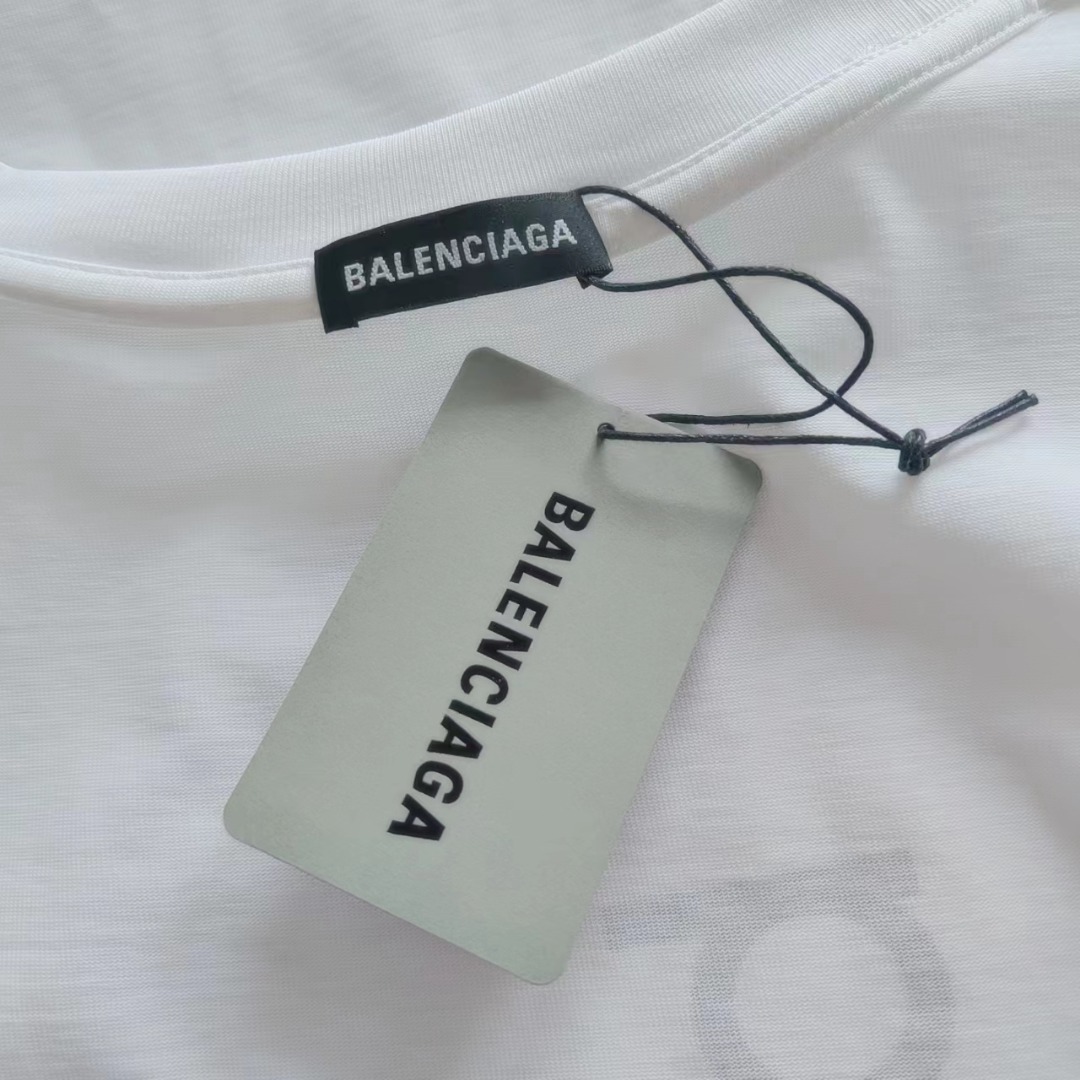 细节图 Balenciaga/巴黎世家 24SS后背M标logo印花短袖-Chinese UA Cheap High Quatity Brand Clothes Bags handbags Sneakers wholesale wholesaler seller from China Factory suppliers Fashion Clothing Shoes best Quality Beautiful Price 细节图 Balenciaga/巴黎世家 24SS后背M标logo印花短袖
