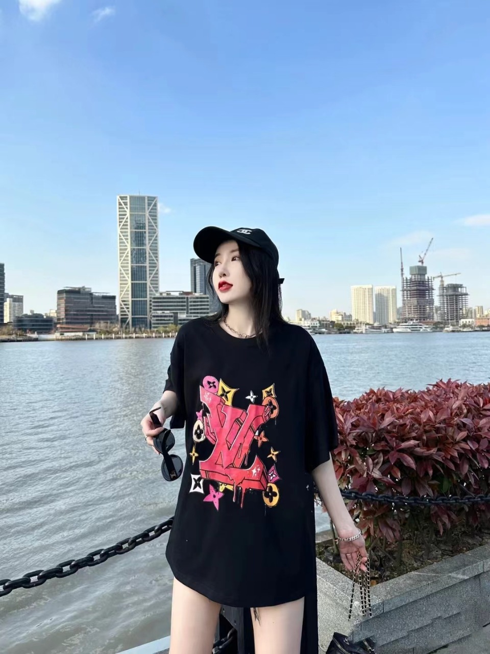 模特上身效果 Louis Vuit*on/路易威登 24S红L八方来财logo短袖 T桖