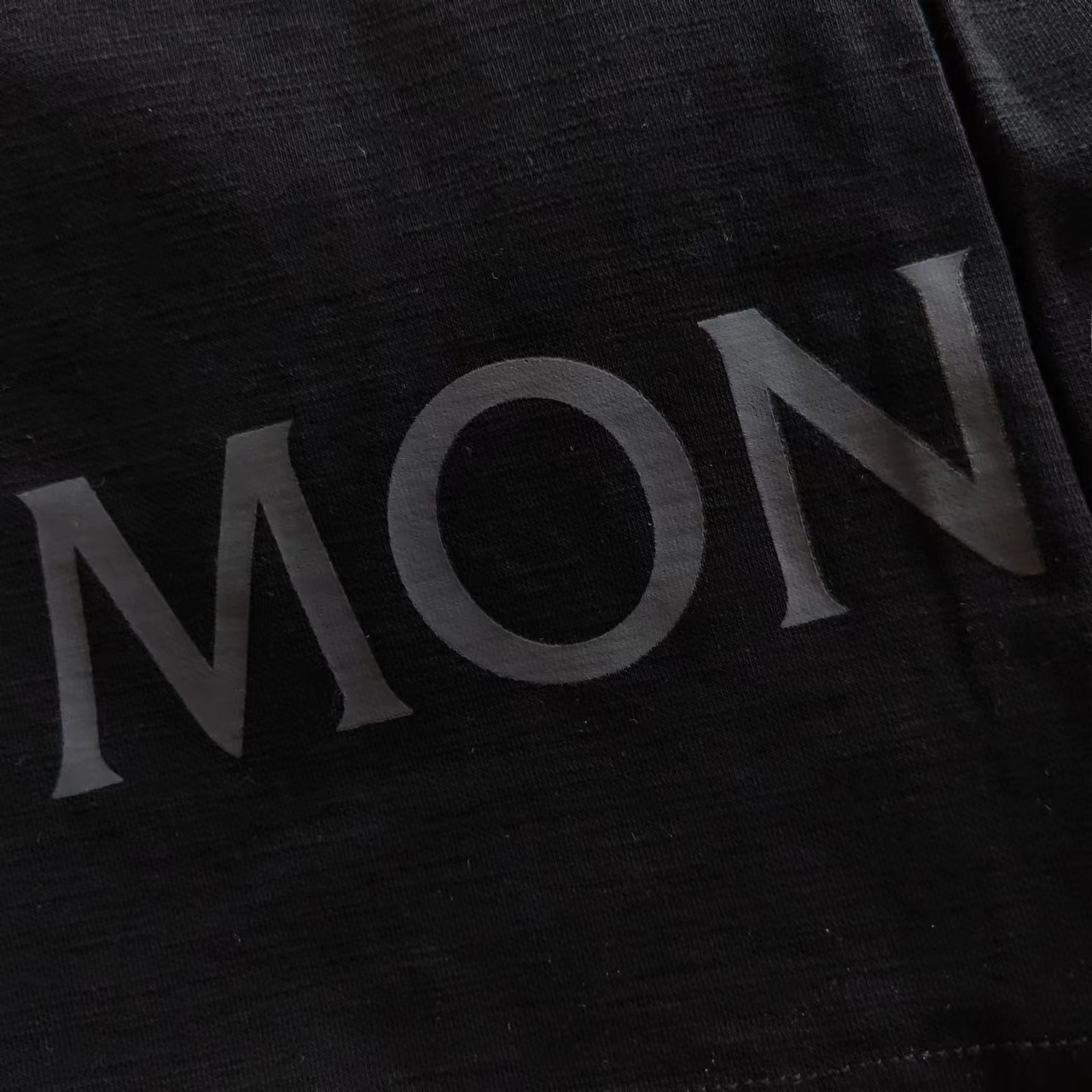 Moncler 蒙口 24SS字母LOGO后兜标志性五分短裤 简约 LoGO标识 五分裤