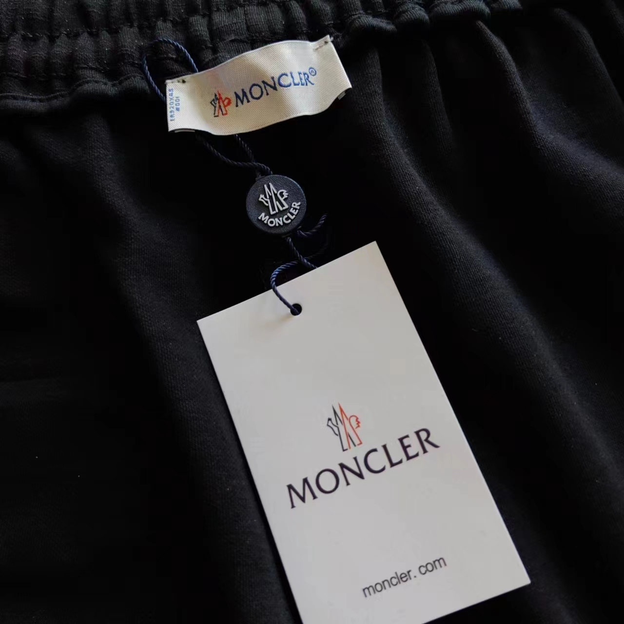 Moncler 蒙口 24SS字母LOGO后兜标志性五分短裤 简约 LoGO标识 五分裤