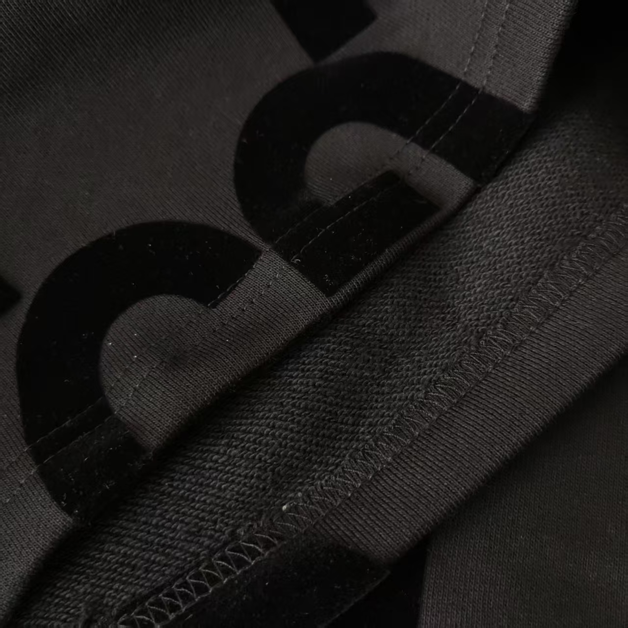 Gucci/古驰 植绒满印logo短裤 380g纯棉面料挺括有型暗纹植绒图案低调奢华有质感