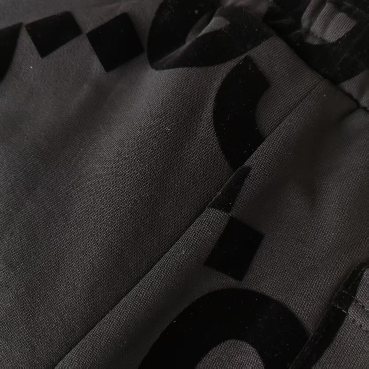 Gucci/古驰 植绒满印logo短裤 380g纯棉面料挺括有型暗纹植绒图案低调奢华有质感