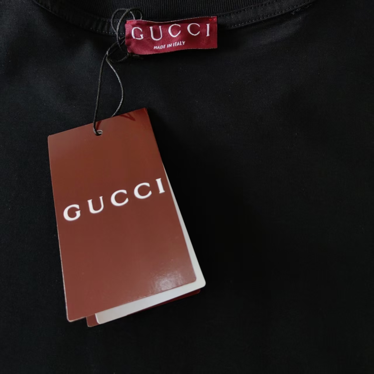 本地自取:💰130 实拍细节图+尺码表
Gucci/古驰 炫彩小熊字母logo印花短袖
面料:规格采用实打实260 100%纯棉 针织内的兰博基尼,定织定染!属于高敏感特殊色 我们对面料的要求是要在uv灯光 d65灯光 采用的是进口染料,光调色就花了半个月时间,普通染料达不到的色泽厚度,面料成本是普通色面料的两倍,成本及其高贵!
印花:采用进口胶浆,无毛边,印花纹路清晰可见,印花细节如图可见,厚度质感完全还原,走线做工高要求生产,无懈可击!KQ45@
Size:XS-L