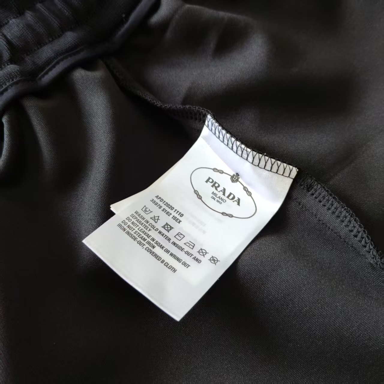 PRADA 普拉达 下摆拉链三角标LoGO标识五分裤 短裤 黑色 藏青-Chinese UA Cheap High Quatity Brand Clothes Bags handbags Sneakers wholesale wholesaler seller from China Factory suppliers Fashion Clothing Shoes best Quality Beautiful Price PRADA 普拉达 下摆拉链三角标LoGO标识五分裤 短裤 黑色 藏青