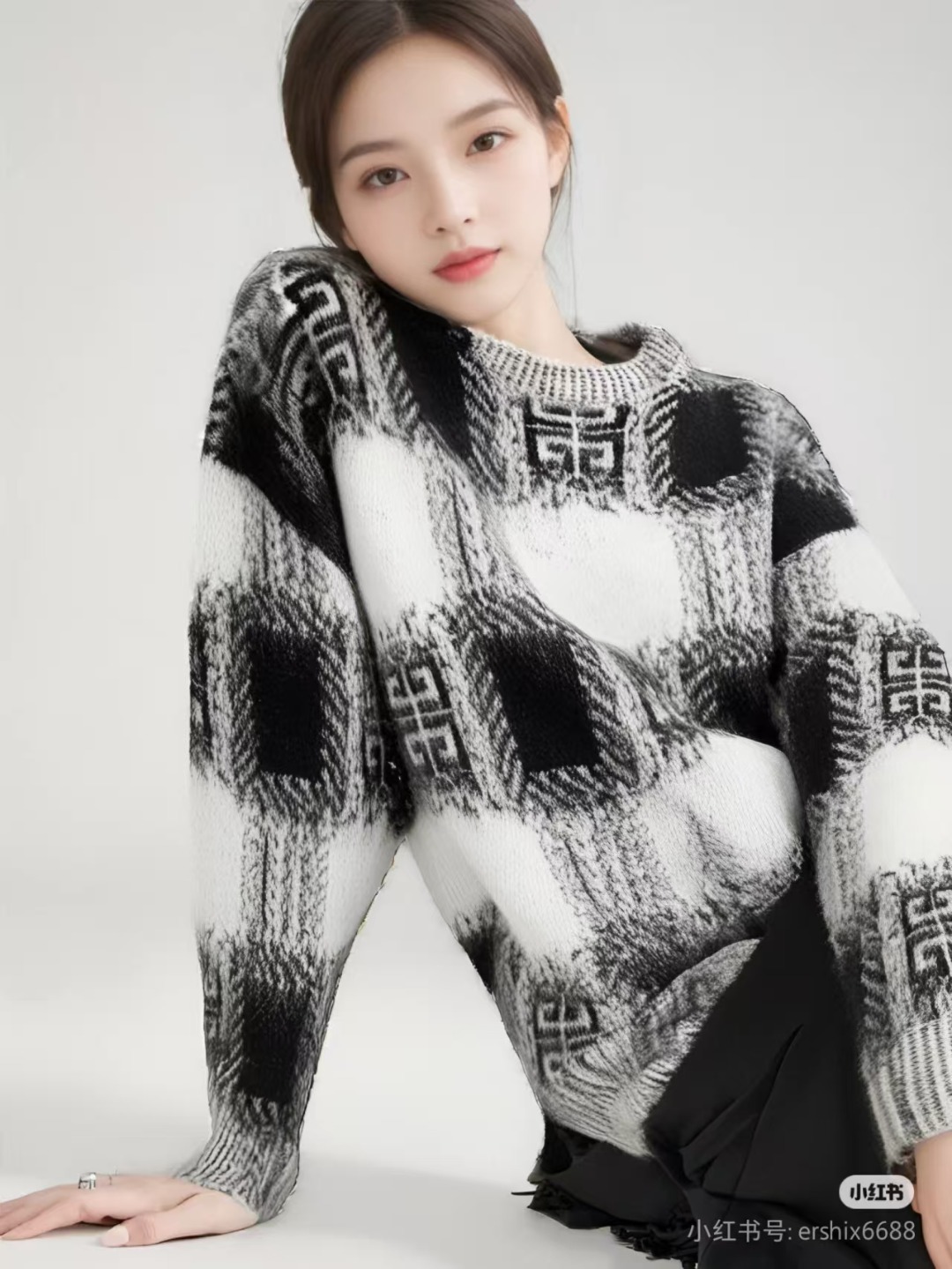 模特上身效果 GIVENCHY/纪梵希 黑白马海毛针织圆领毛衣