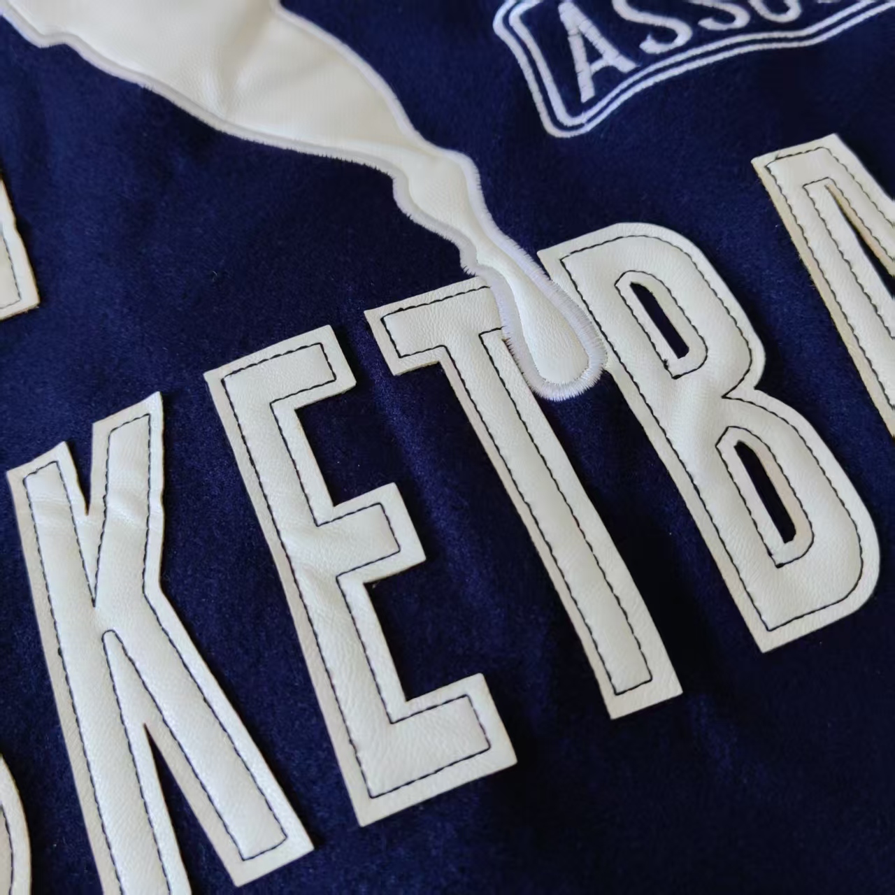 Nike NBA Team 31 Courtside NBA徽标刺绣棒球服
