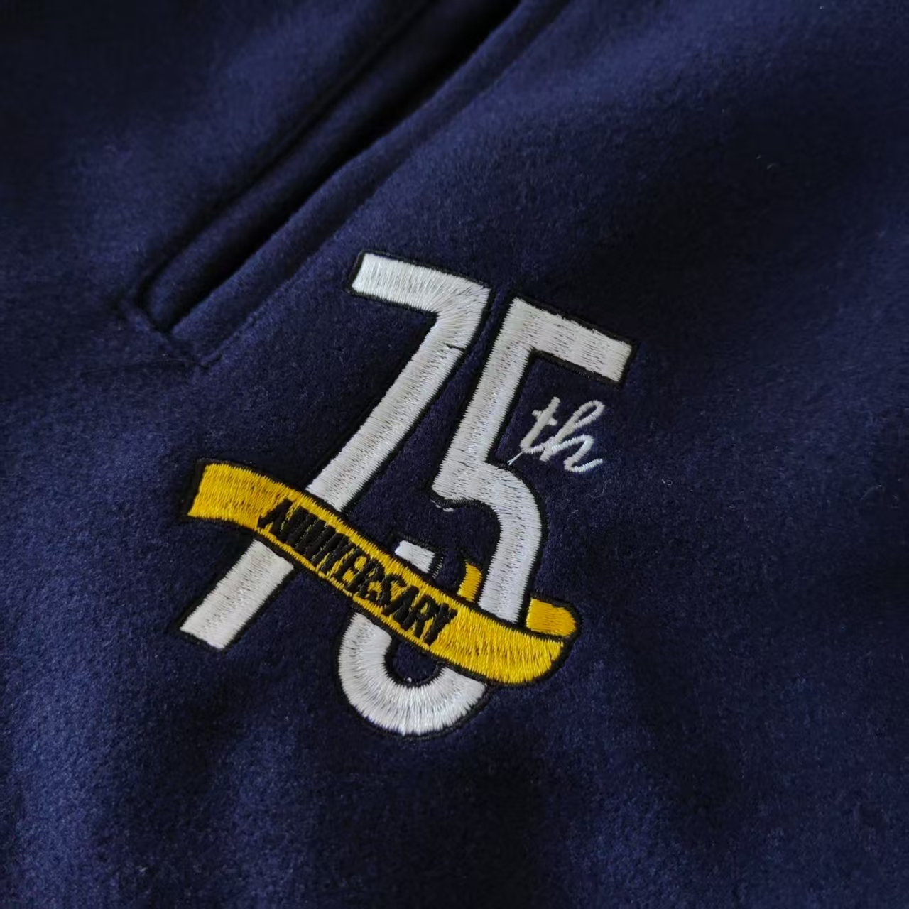 Nike NBA Team 31 Courtside NBA徽标刺绣棒球服