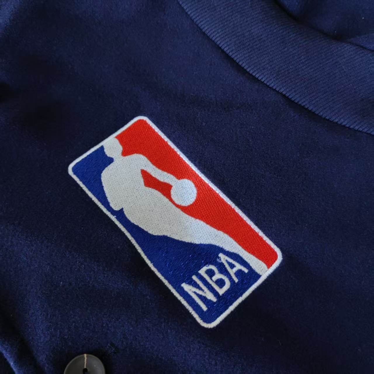 Nike NBA Team 31 Courtside NBA徽标刺绣棒球服
