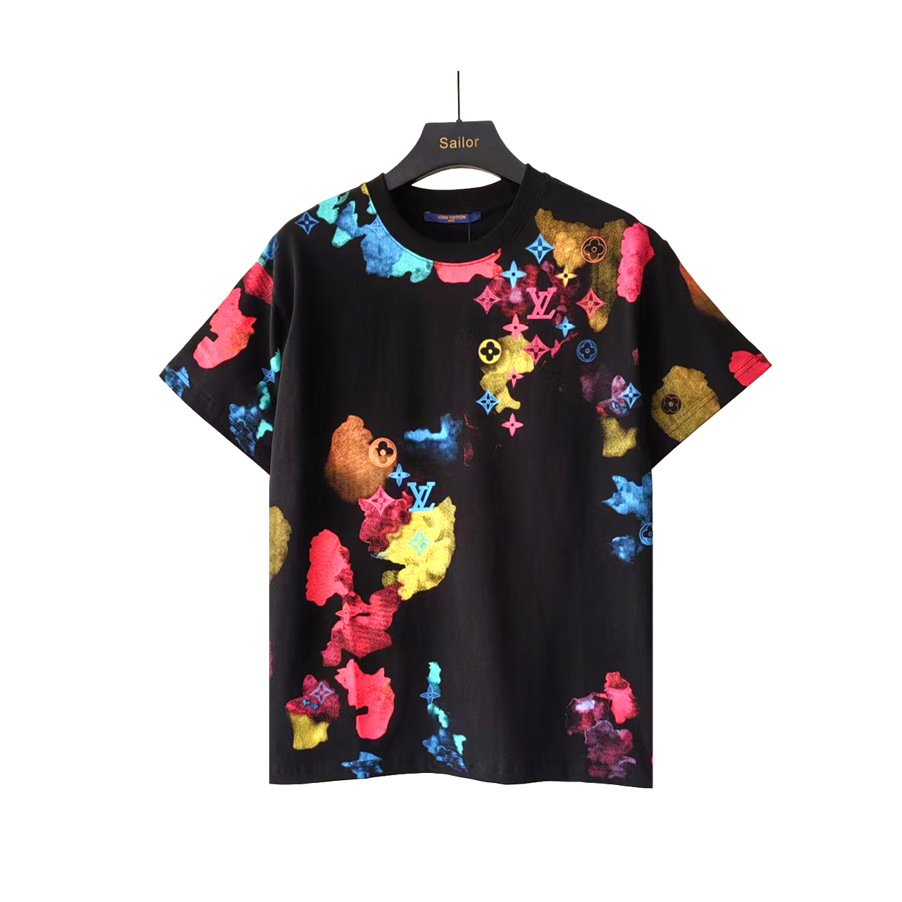 本地自取 P140 实拍细节图+尺码表
Louis Vuitton/路易威登 多彩字母满印短袖T桖
升级原版面料 官方同款 短袖T恤
定制 300克手感非常舒服
春夏最新砖柜同步 时尚又个性 超级百搭
男女都非常合适 人手必备款
颜色: 杏色 黑色 KQ50@
尺码:S M L XL