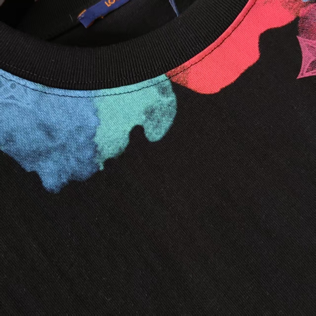 本地自取 P140 实拍细节图+尺码表
Louis Vuitton/路易威登 多彩字母满印短袖T桖
升级原版面料 官方同款 短袖T恤
定制 300克手感非常舒服
春夏最新砖柜同步 时尚又个性 超级百搭
男女都非常合适 人手必备款
颜色: 杏色 黑色 KQ50@
尺码:S M L XL