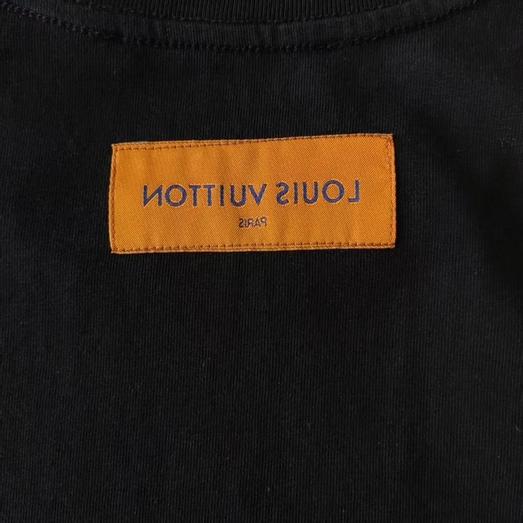 本地自取 P140 实拍细节图+尺码表
Louis Vuitton/路易威登 多彩字母满印短袖T桖
升级原版面料 官方同款 短袖T恤
定制 300克手感非常舒服
春夏最新砖柜同步 时尚又个性 超级百搭
男女都非常合适 人手必备款
颜色: 杏色 黑色 KQ50@
尺码:S M L XL