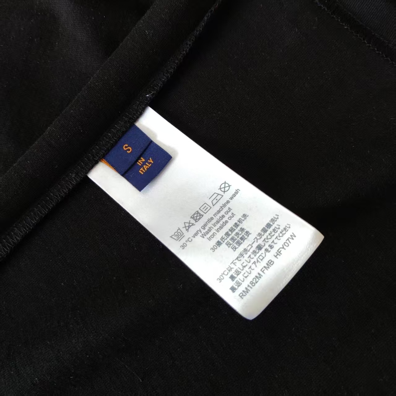 本地自取 P140 实拍细节图+尺码表
Louis Vuitton/路易威登 多彩字母满印短袖T桖
升级原版面料 官方同款 短袖T恤
定制 300克手感非常舒服
春夏最新砖柜同步 时尚又个性 超级百搭
男女都非常合适 人手必备款
颜色: 杏色 黑色 KQ50@
尺码:S M L XL