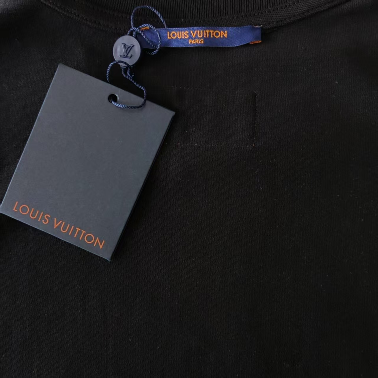 本地自取 P140 实拍细节图+尺码表
Louis Vuitton/路易威登 多彩字母满印短袖T桖
升级原版面料 官方同款 短袖T恤
定制 300克手感非常舒服
春夏最新砖柜同步 时尚又个性 超级百搭
男女都非常合适 人手必备款
颜色: 杏色 黑色 KQ50@
尺码:S M L XL