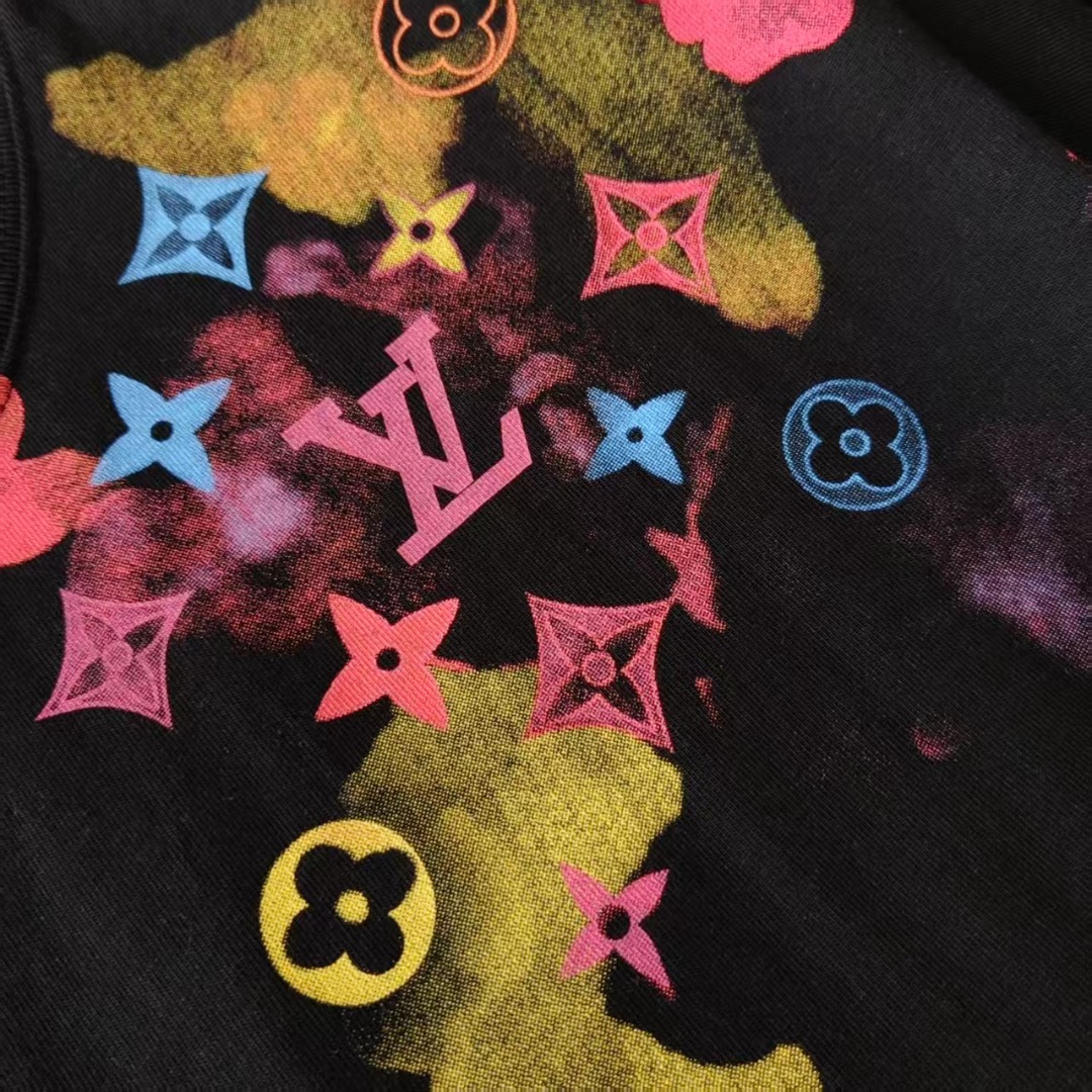 本地自取 P140 实拍细节图+尺码表
Louis Vuitton/路易威登 多彩字母满印短袖T桖
升级原版面料 官方同款 短袖T恤
定制 300克手感非常舒服
春夏最新砖柜同步 时尚又个性 超级百搭
男女都非常合适 人手必备款
颜色: 杏色 黑色 KQ50@
尺码:S M L XL