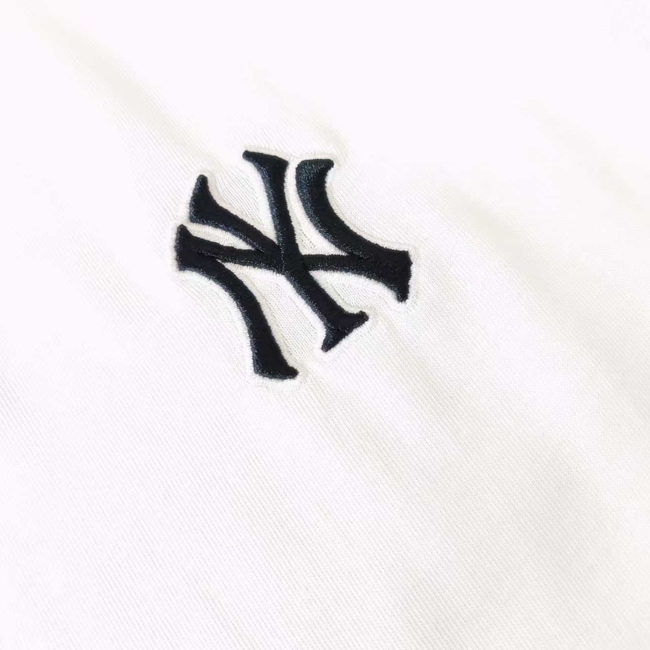 MLB 胸前刺绣小标拼接短袖T桖 男女同款袖子满印logo拼接