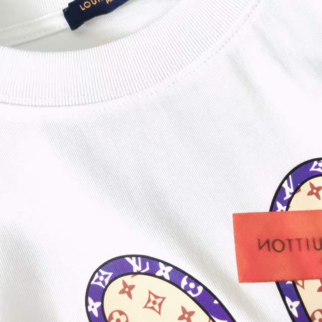 Louis Vuitton/路易威登 紫色小兔公仔logo印花短袖 定制260克同缸染面料 手感非常舒服 春夏最新砖柜同步 时尚又个性 超级百搭好看的一款 男女都非常合适 人手必备款 吊牌 领标 水洗麦 三标齐全 ：黑色 白色 KQ64@ ：XS-L