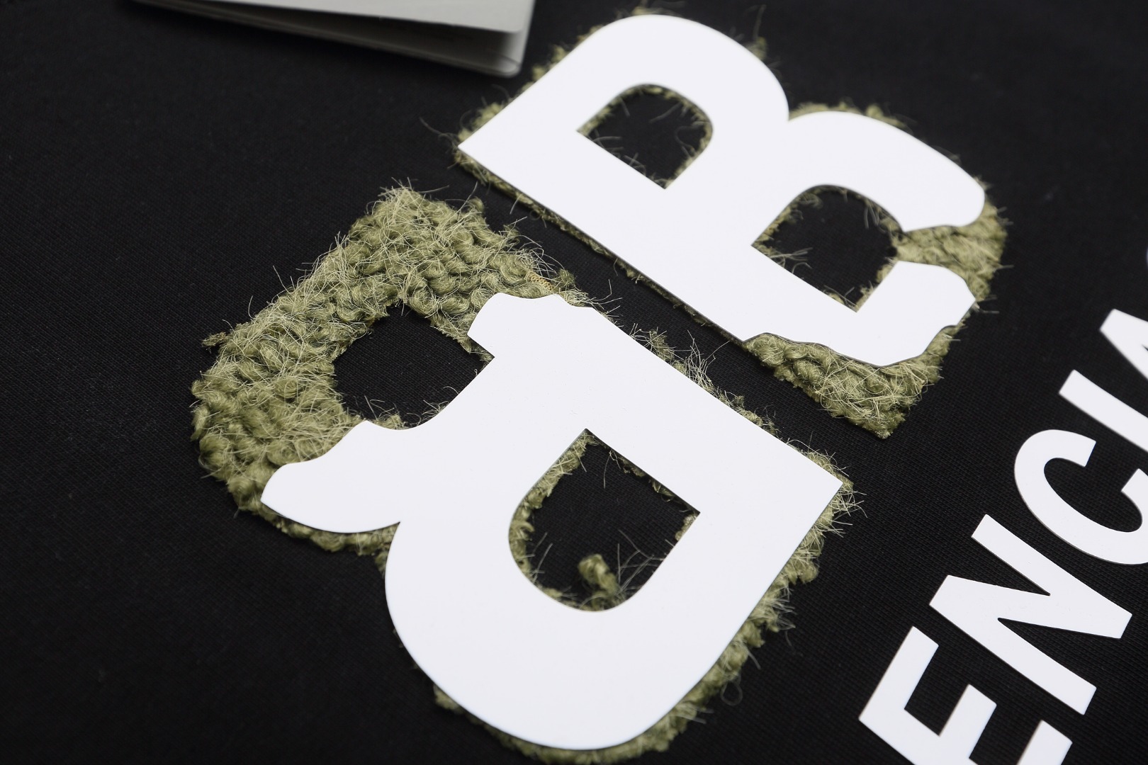 BALSENCIAGA巴黎世家毛绒拼接硅胶短袖T恤 白色 黑色-Chinese UA Cheap High Quatity Brand Clothes Bags handbags Sneakers wholesale wholesaler seller from China Factory suppliers Fashion Clothing Shoes best Quality Beautiful Price BALSENCIAGA巴黎世家毛绒拼接硅胶短袖T恤 白色 黑色