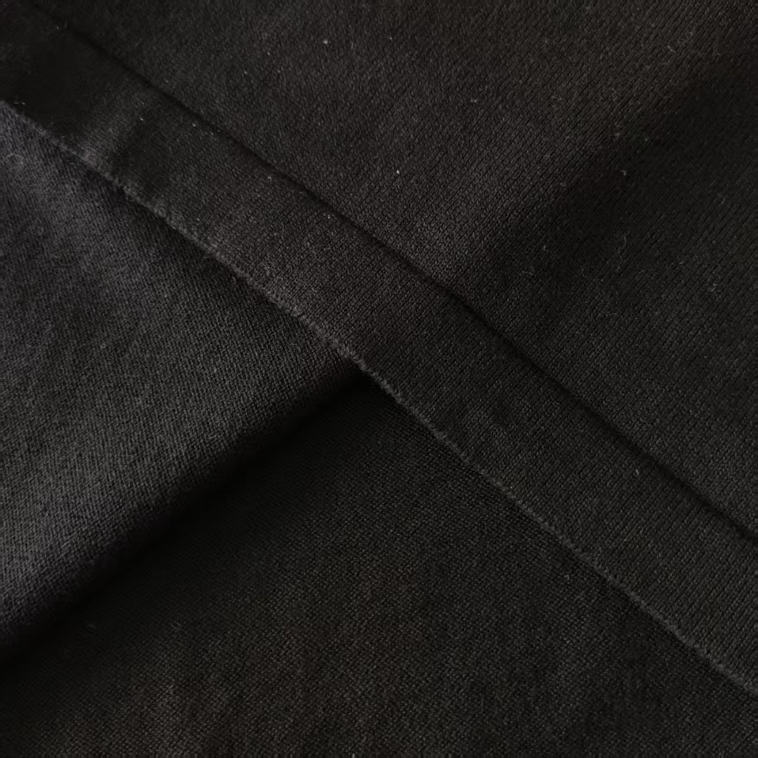 Louis vuitton/路易威登 经典大标识字母针织短袖 黑色 白色-Chinese UA Cheap High Quatity Brand Clothes Bags handbags Sneakers wholesale wholesaler seller from China Factory suppliers Fashion Clothing Shoes best Quality Beautiful Price Louis vuitton/路易威登 经典大标识字母针织短袖 黑色 白色