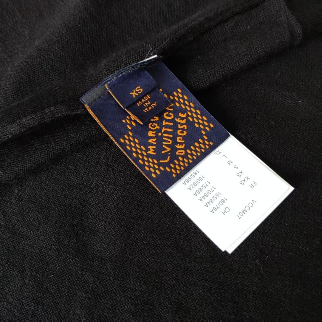 Louis vuitton/路易威登 经典大标识字母针织短袖 黑色 白色-Chinese UA Cheap High Quatity Brand Clothes Bags handbags Sneakers wholesale wholesaler seller from China Factory suppliers Fashion Clothing Shoes best Quality Beautiful Price Louis vuitton/路易威登 经典大标识字母针织短袖 黑色 白色