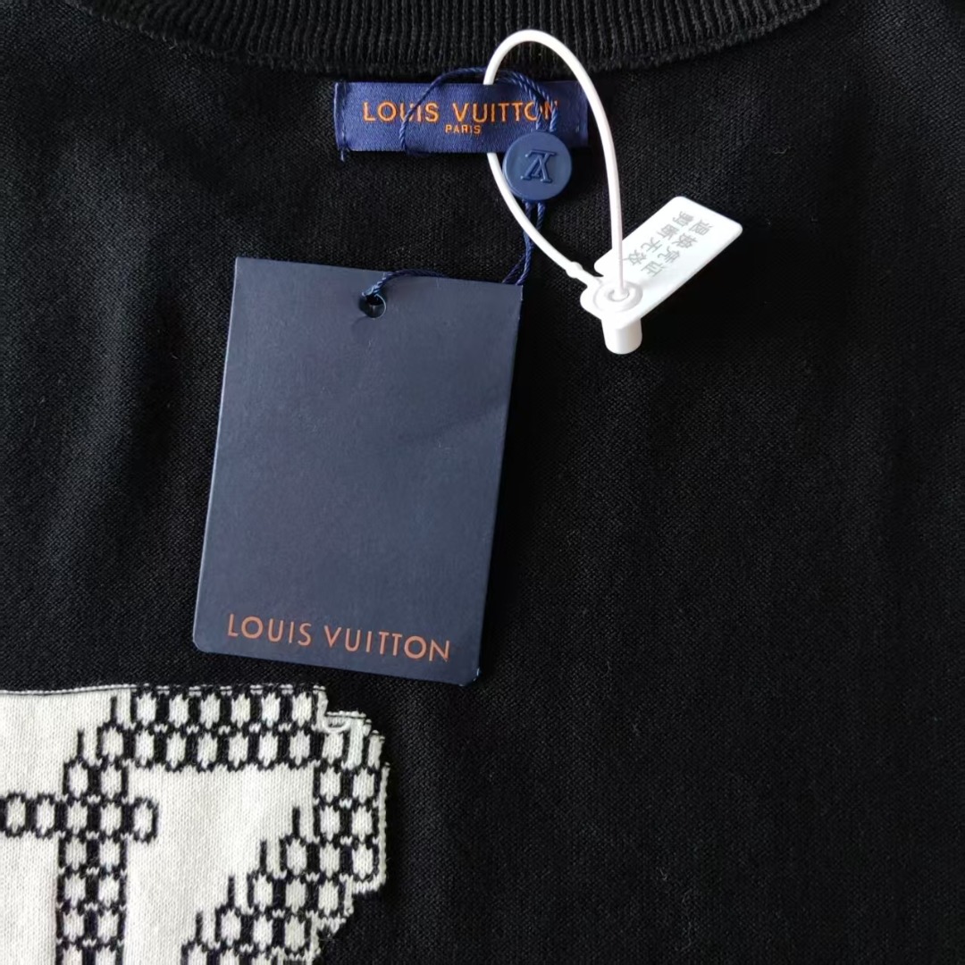 Louis vuitton/路易威登 经典大标识字母针织短袖 黑色 白色-Chinese UA Cheap High Quatity Brand Clothes Bags handbags Sneakers wholesale wholesaler seller from China Factory suppliers Fashion Clothing Shoes best Quality Beautiful Price Louis vuitton/路易威登 经典大标识字母针织短袖 黑色 白色