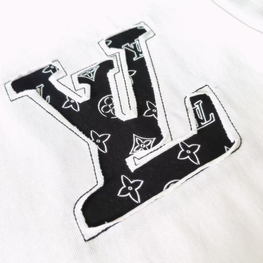 尺码表+实拍细节图 Louis Vuitton/路易威登 破坏镂空刺绣字母logo短袖 白色 黑色-Chinese UA Cheap High Quatity Brand Clothes Bags handbags Sneakers wholesale wholesaler seller from China Factory suppliers Fashion Clothing Shoes best Quality Beautiful Price 尺码表+实拍细节图 Louis Vuitton/路易威登 破坏镂空刺绣字母logo短袖 白色 黑色