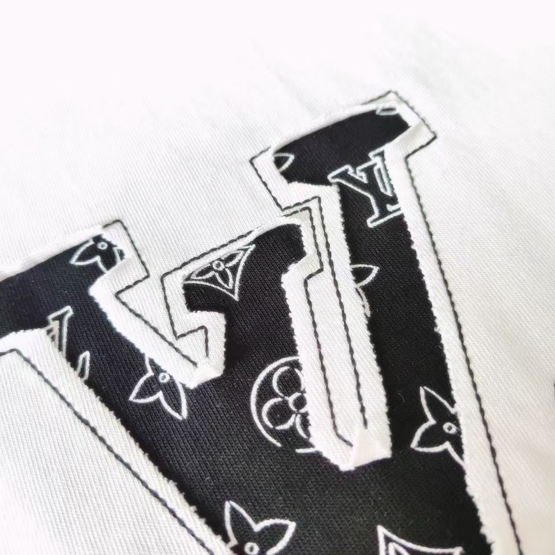 尺码表+实拍细节图 Louis Vuitton/路易威登 破坏镂空刺绣字母logo短袖 白色 黑色-Chinese UA Cheap High Quatity Brand Clothes Bags handbags Sneakers wholesale wholesaler seller from China Factory suppliers Fashion Clothing Shoes best Quality Beautiful Price 尺码表+实拍细节图 Louis Vuitton/路易威登 破坏镂空刺绣字母logo短袖 白色 黑色