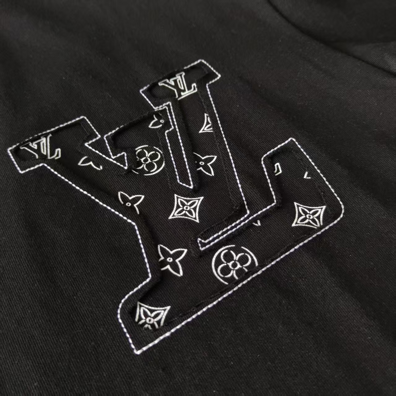 Louis Vuitton/路易威登 破坏镂空刺绣字母logo短袖 白色 黑色