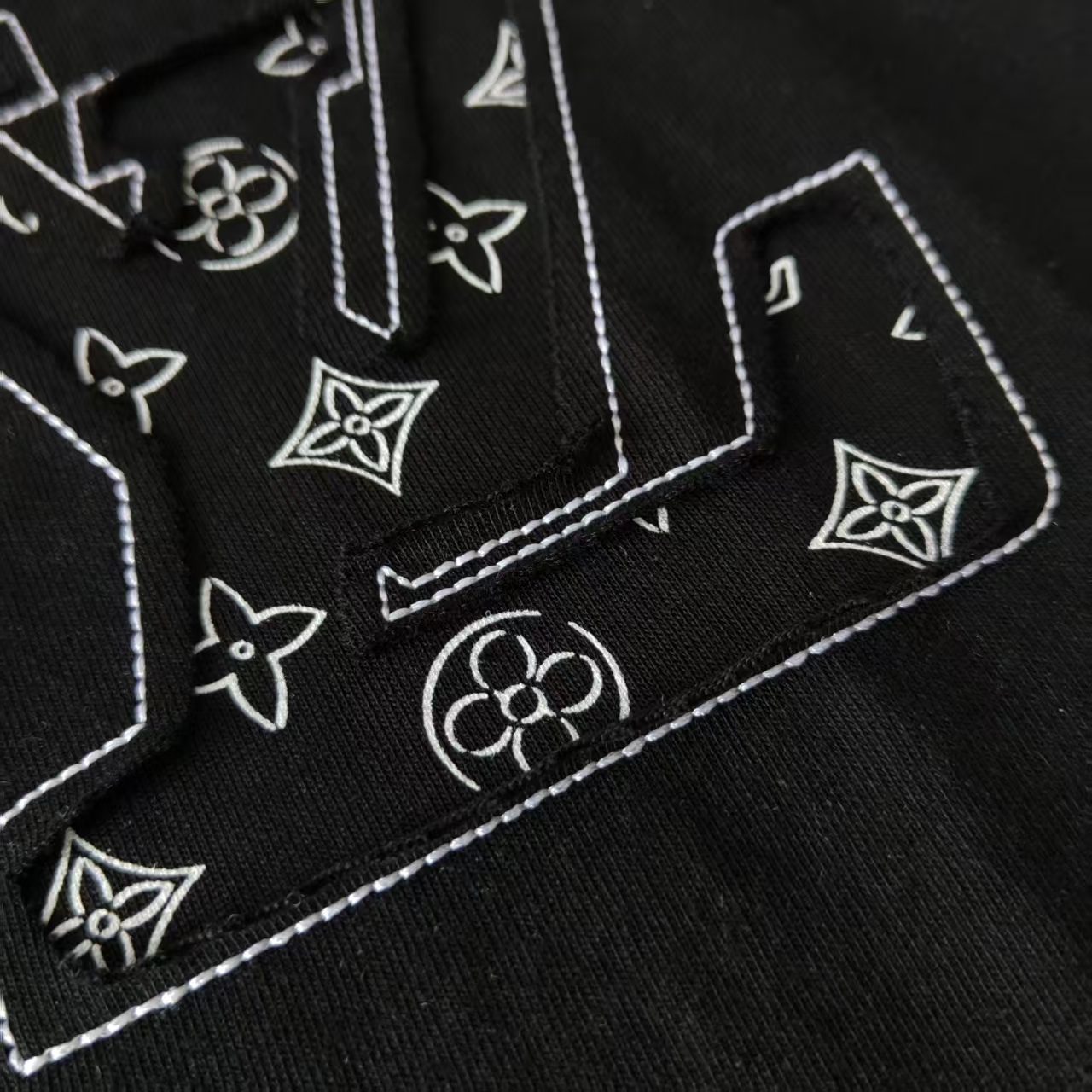 Louis Vuitton/路易威登 破坏镂空刺绣字母logo短袖 白色 黑色